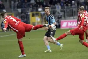 Ein Derby ohne Hacke, Spitze, eins, zwei,drei: Marlon Ritter (links) und Hendrick Zuck vom FCK, in der Mitte Mannheims Dominik M Ein Derby ohne Hacke, Spitze, eins, zwei,drei: Marlon Ritter (links) und Hendrick Zuck vom FCK, in der Mitte Mannheims Dominik M