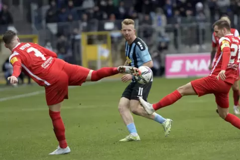 Ein Derby ohne Hacke, Spitze, eins, zwei,drei: Marlon Ritter (links) und Hendrick Zuck vom FCK, in der Mitte Mannheims Dominik M