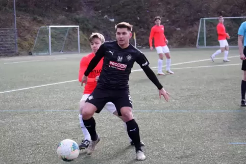 Marcel Bormeth (vorne) von Arminia Ludwigshafen, hier im Duell mit Johannes Marchetti, glänzte gegen Elversberg mit einem Doppel