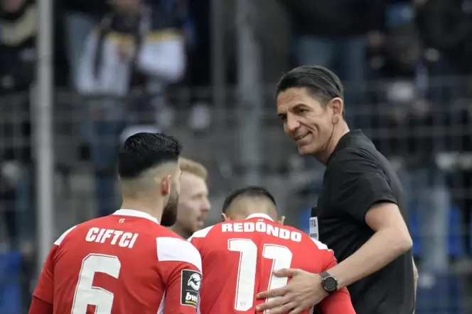 Alles im Griff: Fifa-Schiedsrichter Deniz Aytekin. Alles im Griff: Fifa-Schiedsrichter Deniz Aytekin.