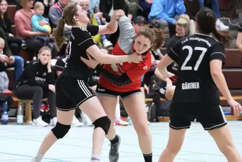 Paula Hack (rotes Trikot) vom Rodalber B-Jugend-Oberligateam spielte bei den Frauen mit. Mit fünf Toren hielt sie ihr Team in Sc