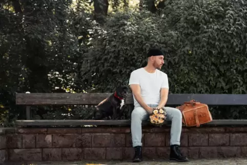„All die Blumen“ heißt das Album, das der Musiker David Asphalt mit Daniel Vierling als Duo Kids mit Knarren jetzt veröffentlich