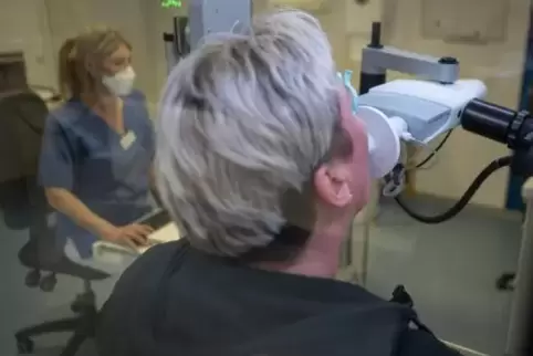 Bad Ems: Long Covid-Patientin Sandra Greco macht einen Lungenfunktionstest im Centrum für Pneumologie der Hufeland-Klinik.