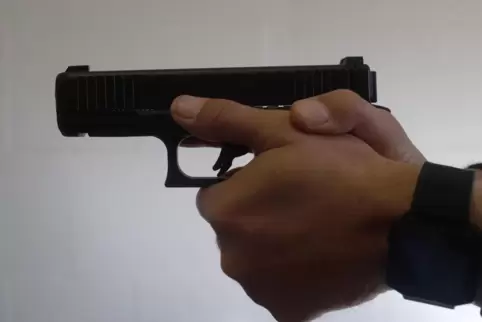 Mit vorgehaltener Schusswaffe verlangte der unbekannte Täter die Herausgabe von Geld. 