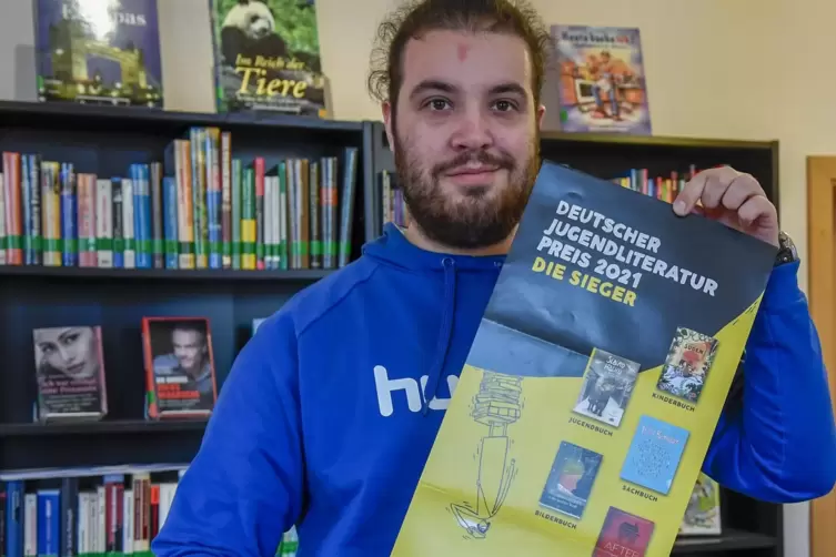 Jonas Suchalla von der Großniedesheimer Gemeindebücherei macht Werbung für die Bücher, die mit dem Deutschen Jugendliteraturprei