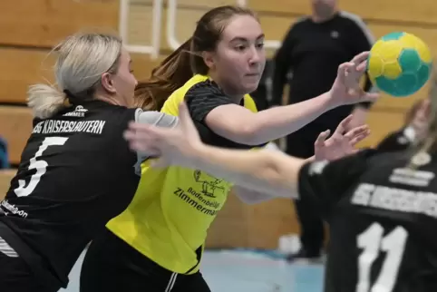 Traf neunmal: Luca-Sophie Winkelhoff (in Gelb), hier mit Laura Berger von der HSG Kaiserslautern. 
