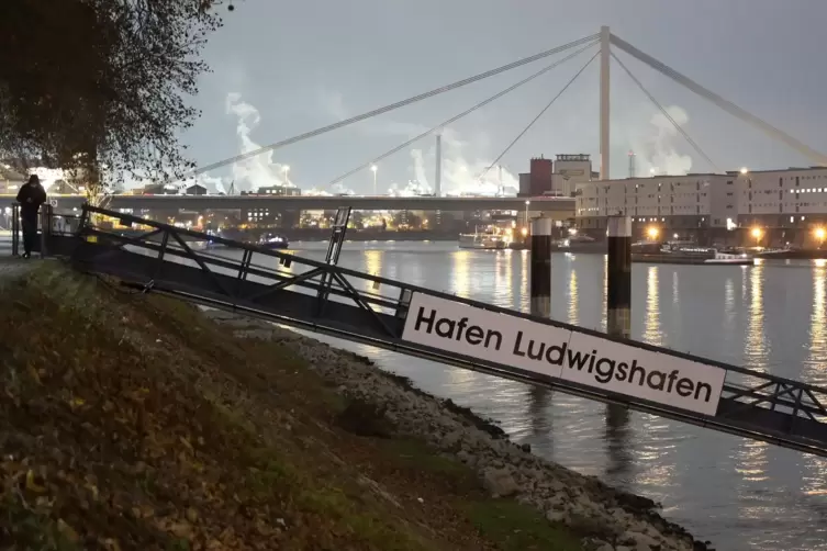 Tatzeit der Vergewaltigung am Rheinufer war vergangenen Donnerstag zwischen 21 und 21.30 Uhr. 