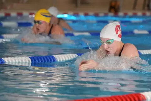 Grace Cooper (rechts) vom KSK, im 200-Meter-Rennen gegen Alaina Allbaugh-Heinz von den Aquakids. 