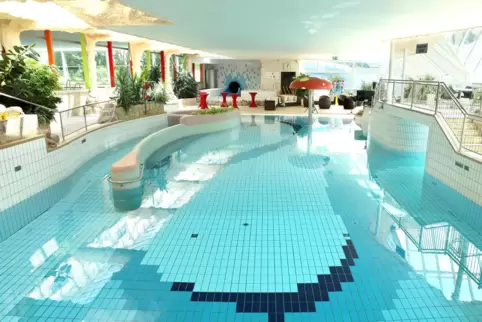 Blick in eines der Becken. Zum Bad gehören aber auch noch ein großer Außenbereich und eine Saunalandschaft. 