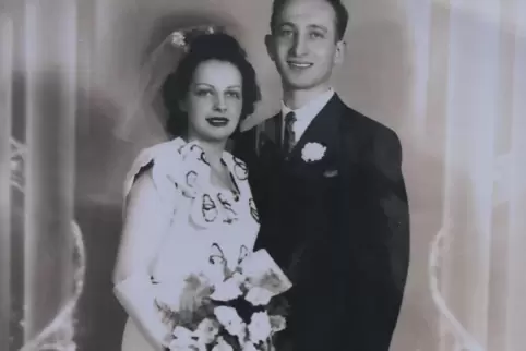 Hans Werner Wolff nannte sich in Amerika John. Er heiratete und lebte in Atlanta, Giorgia, wo er am 23.06.2006 starb. Das Foto b