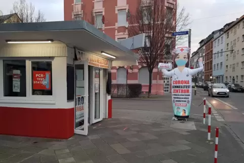 Unübersehbar am Straßenrand: die XXL-Krankenschwester.