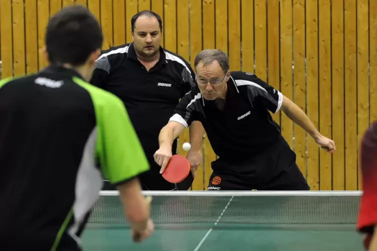 So war es damals: Thomas Dannapfel (hinten links) als Tischtennisspieler 2012 mit seinem Hornbacher Doppelpartner Gerhard Wild. 