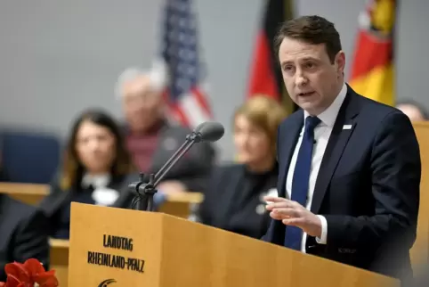 David Sirakov berät unter anderem die rheinland-pfälzische Landesregierung zur Außenpolitik. Unser Bild zeigt ihn bei einer Anhö