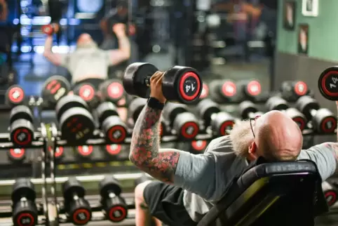 Ein Mann trainiert in einem Fitnessstudio.