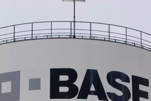 Logo der BASF im Stammwerk in Ludwigshafen. 