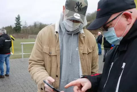 Ohne Kontrolle geht bei den Testspielen zurzeit nichts: Platzwart Otto Bernd (rechts) prüft den Impfstatus der Zuschauer vor der