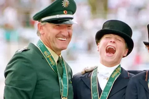 Klaus Balkenhol, 1996 noch in Polizeiuniform: OIympiasieg in Atlanta zusammen mit Isabell Werth.