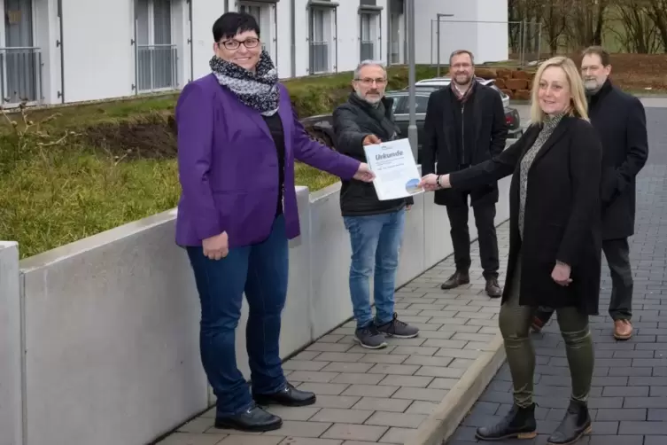 Jamill Sabbagh (Zweiter von links), Klimaschutzbeauftragter des Kreises, &uuml;bergab die Urkunde an Iris Schmittinger (Pflegedienst 