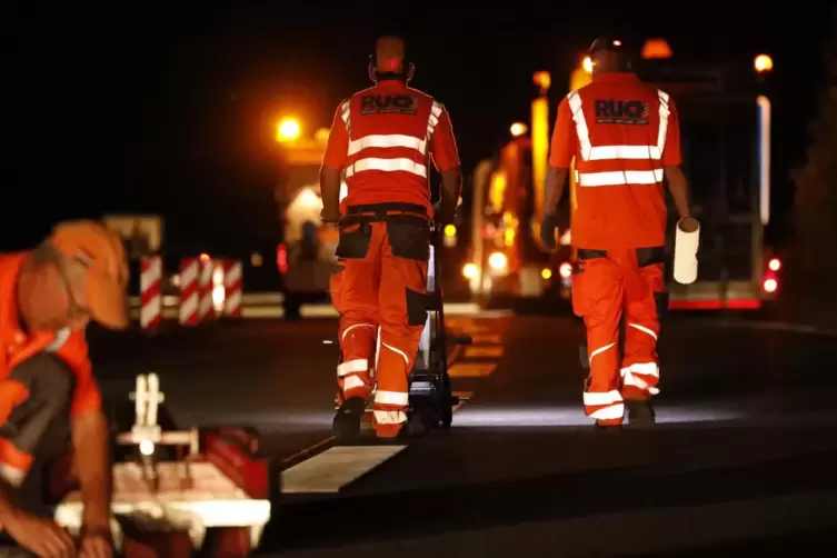 Stra&szlig;enmarkierungen erfolgen meistens nachts, um den Verkehr m&ouml;glichst wenig zu behindern.