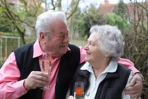Kurt Rösner und seine Frau Anneliese schlossen vor 60 Jahren den Bund fürs Leben. Das kirchliche Träuegelübde folgte in der kath