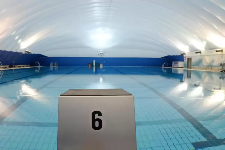 „Moby Dick“ heißt die Traglufthalle, die sich im Neustadter Stadionbad über das 50-Meter-Becken spannt. 