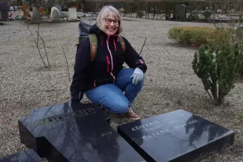 Monika Werra aus Limburgerhof ist gerne auf Friedhöfen unterwegs und guckt sich die Namen der Leute an. Auf dem Bild ist sie bei