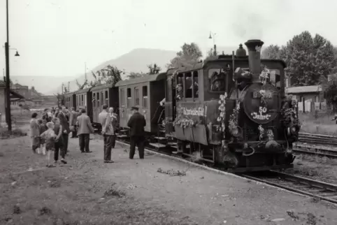 Am 2. Juni 1956 brach das „Pfefferminzbähnel“ zu seiner letzten Fahrt auf. Das Foto entstand am Lokalbahnhof Neustadt. 