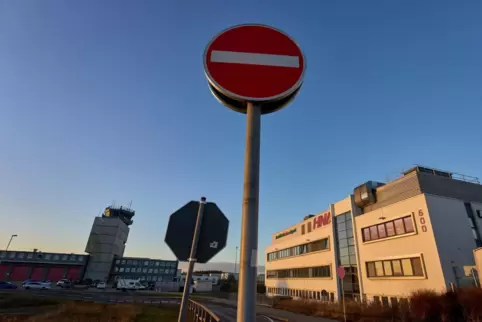 Ein Schild verbietet die Durchfahrt vor dem Terminal des Hunsrück-Flughafens Hahn.