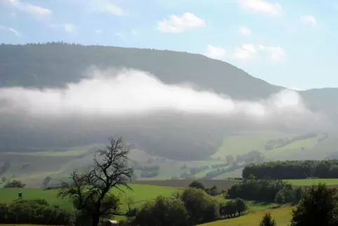 Wolken hängen bei Hinzweiler bis ins Tal hinein.