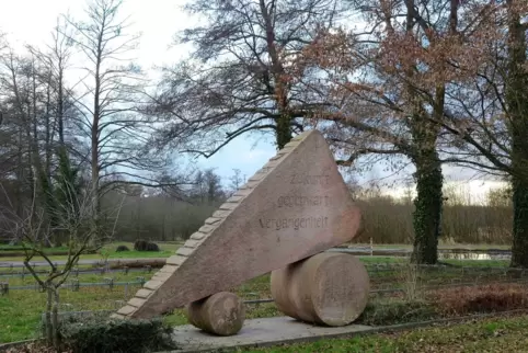 Friedrich Riedelsbergers Sandsteinskulptur vor der Kandeler Schwimmbad. 