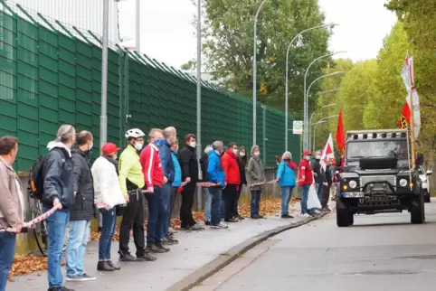 Mit Menschenketten hatten Beschäftigte und die IG Metall Saarpfalz im Herbst 2020 in Erbach gegen Stellenabbau in den Betrieben 