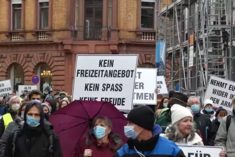 Laut Polizei haben in der Spitze 400 Personen an der Demo am Samstag teilgenommen.