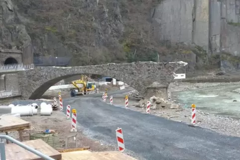 Das Bild der Zerstörung ist im Ahrtal allgegenwärtig: hier eine zerstörte Brücke ...