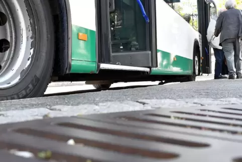 Am Dürkheimer Busbahnhof ist noch kein barrierefreies Einsteigen in einen Bus möglich. 