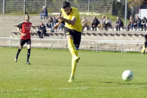 So frei darf man Gianluca Ferraro nicht stehen lassen. Der Torjäger des BSC Oppau erzielt einen seiner 16 Treffer. 