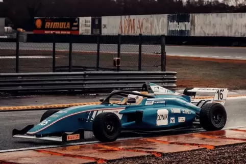 Max Reis bei Formel-4-Testfahrten in Nogaro/Südfrankreich. 