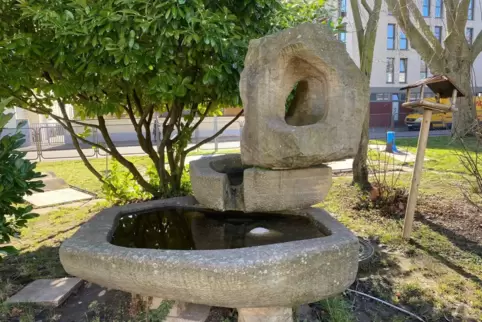 Balanceakt mit Sandstein: Ob heute noch jemand der Schulgemeinschaft am Landauer OHG weiß, dass der Brunnen von Margot Stempel-L
