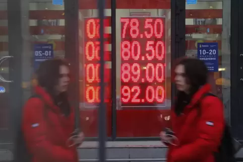 Wechselstube in Moskau: Laut der Agentur Bloomberg ist der Rubel derzeit die instabilste Währung der Welt.