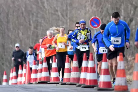 Beim Donnersberglauf sind die Läufer auf der Straße unterwegs. 