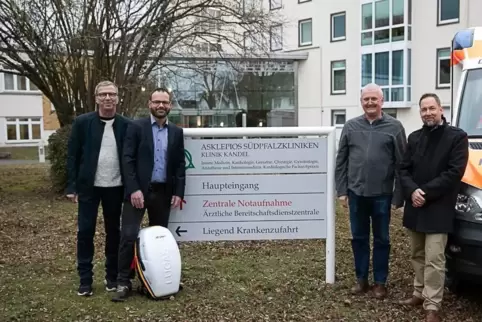 Mitarbeiter der Asklepios-Klinik übergeben das neue Reanimationsgerät an den Rettungsdienst. 