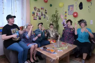 In Schwegenheim haben Fasnachterinnen ihr närrisches Treiben ins Wohnzimmer verlegt: (von links) Gudrun Rohr, Sigrid Schulmerich
