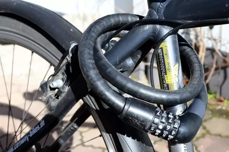Mit einem guten Schloss, mit dem das Fahrrad zum Beispiel an einem St&auml;nder befestigt werden sollte, kann man Langfingern ihr Tun