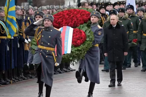 Russlands Präsident Putin (rechts) am Mittwoch bei einer Kranzniederlegung in Moskau. 