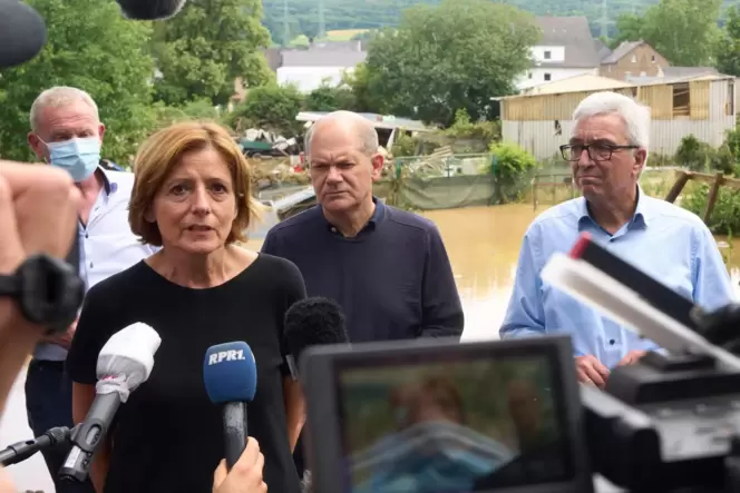 Ministerpräsidentin Dreyer, der damalige Finanzminister und Kanzlerkandidat Olaf Scholz sowie Innenminister Roger Lewentz (alle Ministerpräsidentin Dreyer, der damalige Finanzminister und Kanzlerkandidat Olaf Scholz sowie Innenminister Roger Lewentz (alle