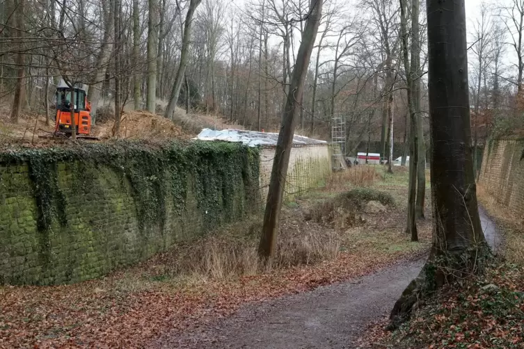 Hinter den Mauern beiderseits des Grabens verlaufen Mineng&auml;nge. Wenn sie einst&uuml;rzen, m&uuml;ssen sie von oben aufgegraben und saniert