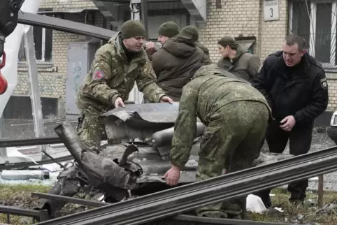 In Kiew werden Trümmer weggeräumt, die von einer russischen Rakete stammen sollen. 