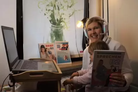 Wenn der Online-Unterricht mal zu lange dauert, kommt schon mal Töchterchen Constanze ins Bild