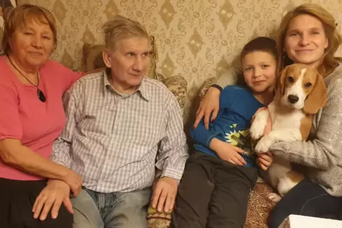 Da war die Welt noch einigermaßen in Ordnung: Oksana Titarenko mit Sohn Makar und ihren Eltern an Weihnachten. 