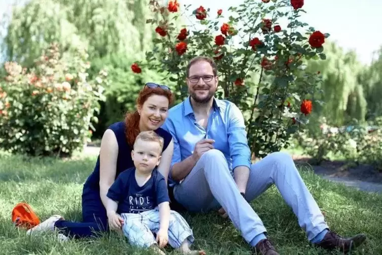 Ein Bild aus friedlicheren Zeiten: Stefan Schreiner und Veronika Pogorelova mit ihrem Sohn in einem Park in Kiew. 