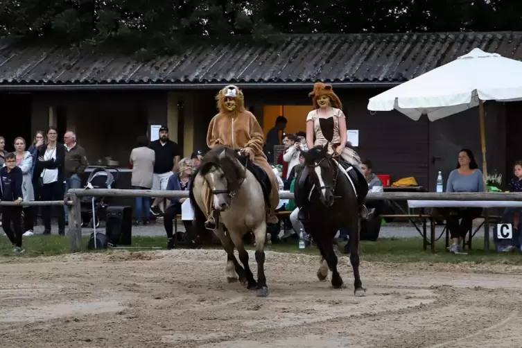 Sch&ouml;nborn, Pferdeshow, v. li. Ina Vettermann, Isabelle Tsch&ouml;pke. 25.10.2021